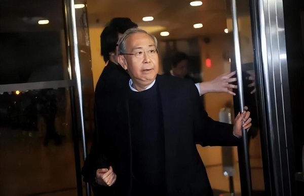 京融实配 一位政务司长落马：一顿饭3万，和空姐“约炮”花1100万