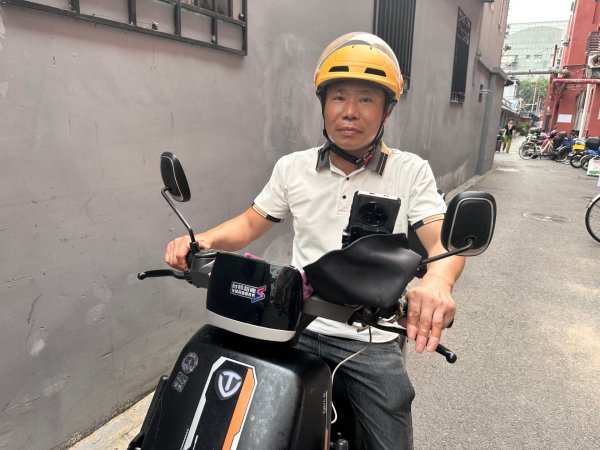 牛顾问策略 14岁少女骑行遭疯狂别车，仗义出手的外卖员找到了