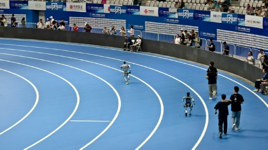 华锋优配网 太励志！机器人失去一条手臂仍坚持比赛